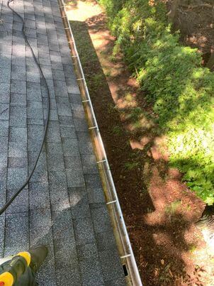 After cleaning in Beloeil: downspout flowing freely with clean gutters