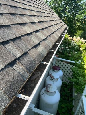 Before unclogging: Brossard gutter fully blocked by heavy leaf accumulation