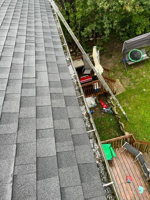 Before intervention in Chambly: gutter overloaded with wet leaves
