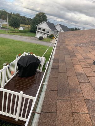 After cleaning: restored water flow in a clean gutter in Longueuil
