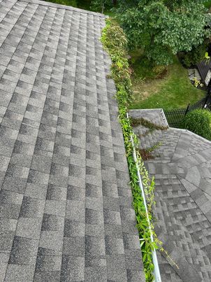 Before service: heritage roofline with debris-filled gutter in Saint-Lambert