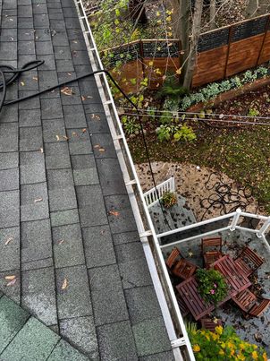 After maintenance in Sainte-Julie: gutter cleared and ready for cold season