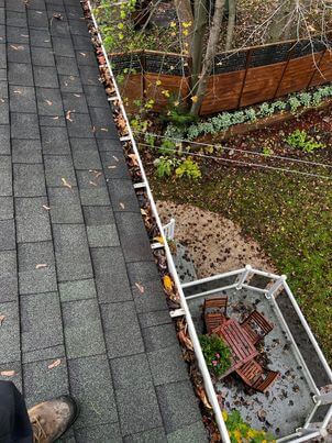 Before maintenance in Sainte-Julie: gutter loaded with needles and compact residue